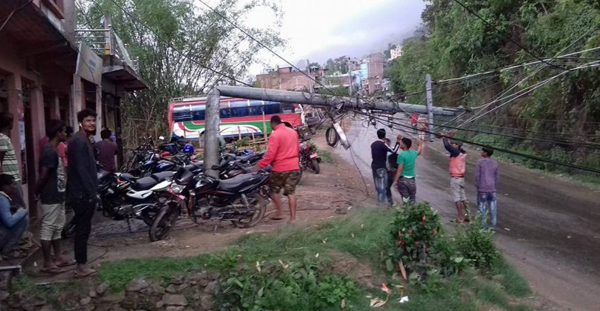 बाढीले पोल ढालेपछि विद्युत् आपूर्ति ठप्प